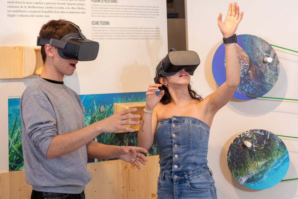Visitants amb ulleres de realitat virtual